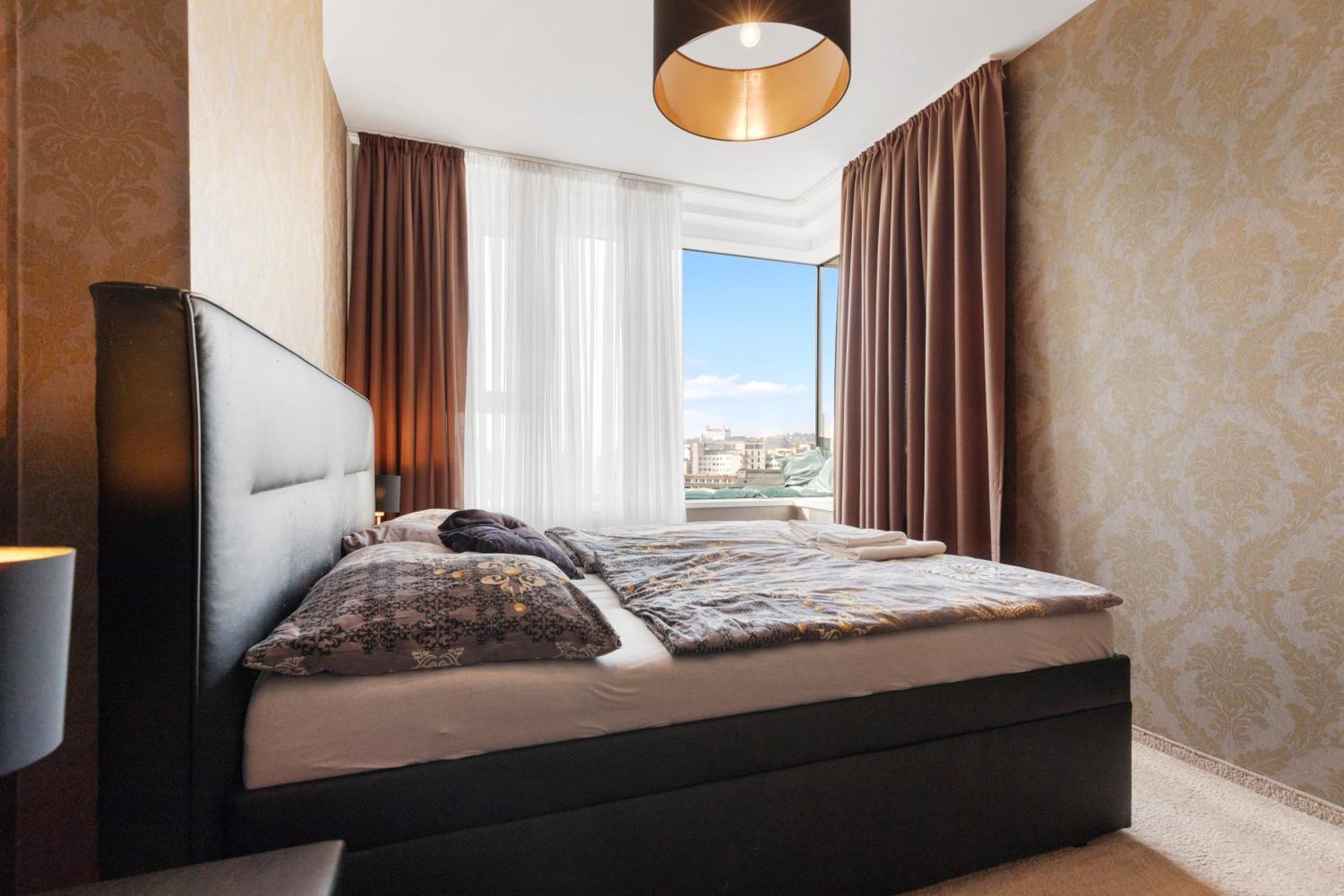 Panorama City Apartment In Downtown Area With Free Parking And Castle View Bratislava Exterior photo