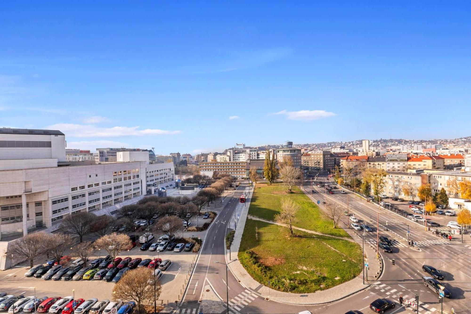 Panorama City Apartment In Downtown Area With Free Parking And Castle View Bratislava Exterior photo